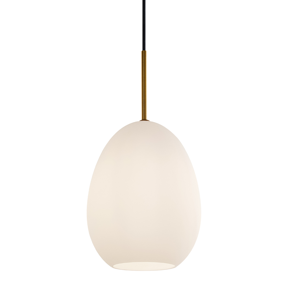 Bodø Ø20 Blanc suspension De Halo Design - La surface lisse et la forme ronde du verre opale assurent une fine r&eacute;partition de la lumi&egrave;re dans la pi&egrave;ce et, en combinaison avec les d&eacute;tails en laiton, ajoutent de l'&eacute;l&eacute;gance.