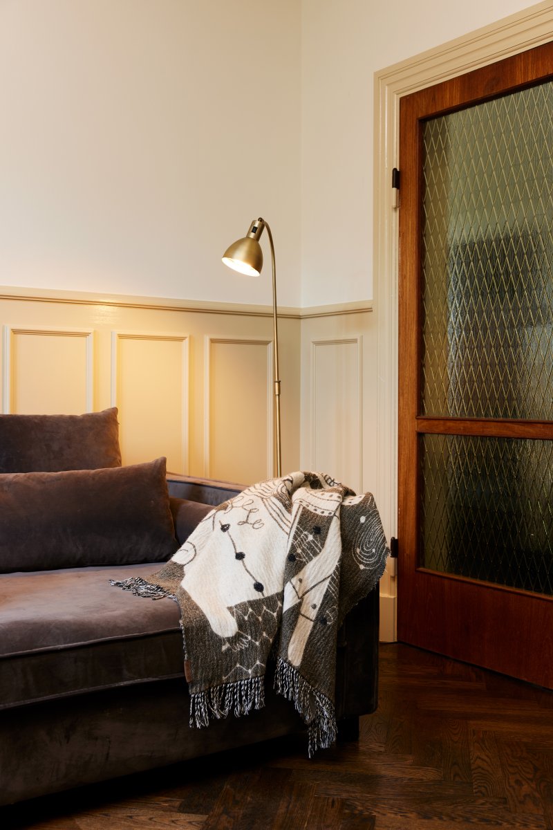 Angora Laiton lampadaire De Halo Design - L'abat-jour mobile le rend parfait comme lampe de lecture à côté du canapé ou dans le coin lecture.
