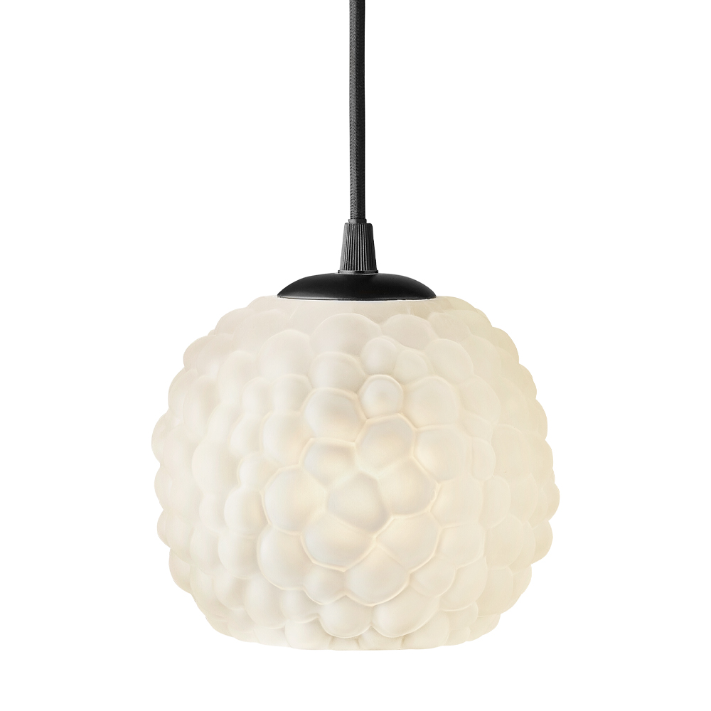 Grape Ø15 Blanc suspension De Halo Design - Cette suspension en verre opale d&eacute;poli avec des d&eacute;tails noirs est parfaite comme point lumineux dans un coin sombre, au-dessus des tables de chevet ou en combinaison avec plusieurs sur une table.