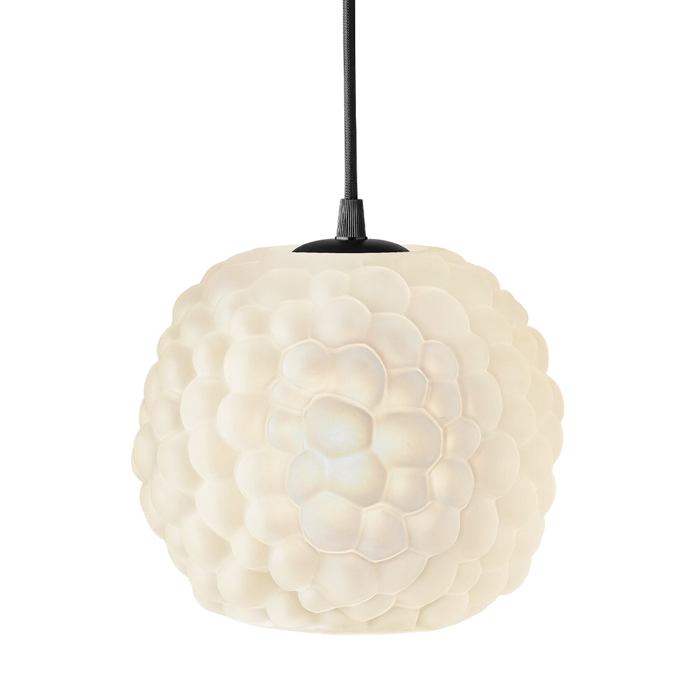 Grape Ø20 Blanc suspension De Halo Design - Cette suspension en verre opale d&eacute;poli avec des d&eacute;tails noirs s'adapte parfaitement &agrave; plusieurs en rang&eacute;e au-dessus de la table &agrave; manger ou de la cuisine.