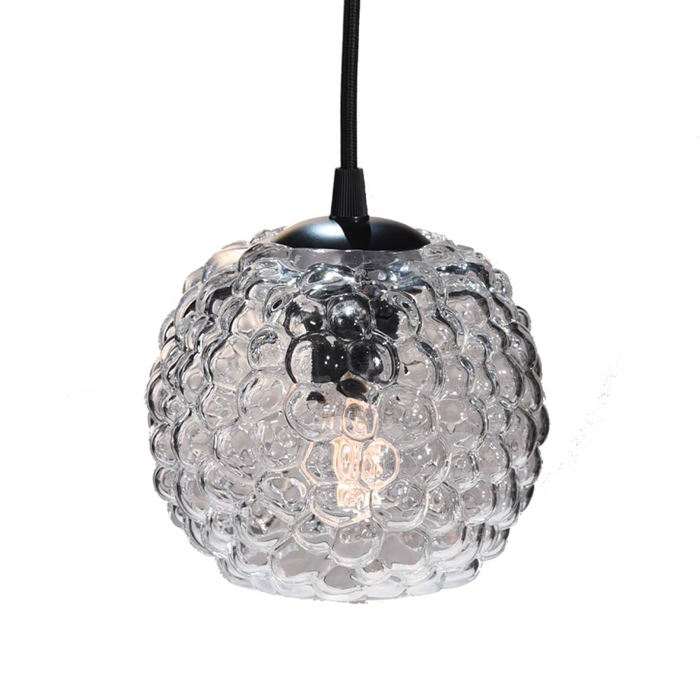 Grape Ø15 Transparent suspension De Halo Design - Les lampes refl&egrave;tent la lumi&egrave;re &agrave; travers du verre d&eacute;poli, transparent ou fum&eacute;, cr&eacute;ant un magnifique jeu de lumi&egrave;re dans la pi&egrave;ce.