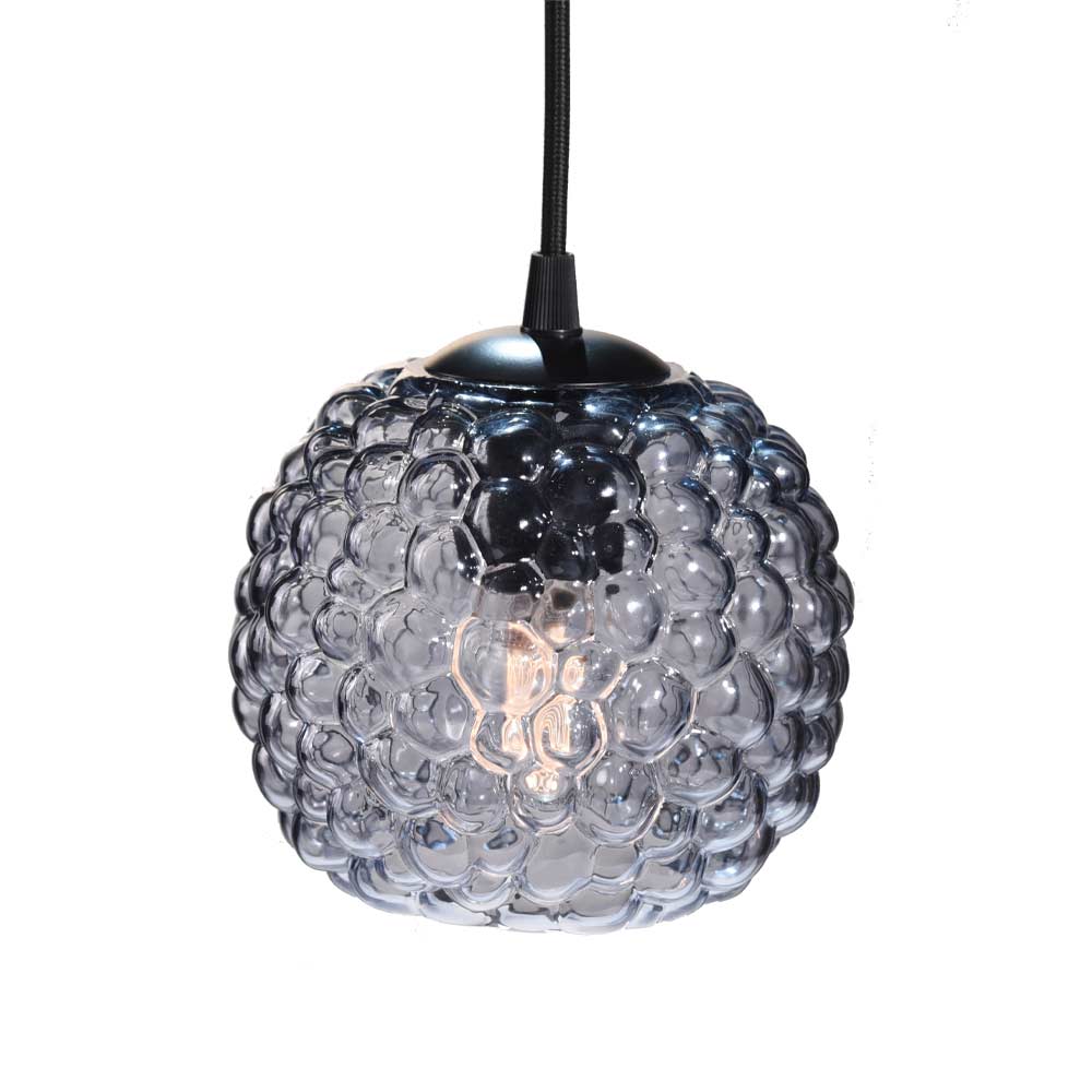  Grape Ø15 Couleur fumée suspension De Halo Design - Les lampes refl&egrave;tent la lumi&egrave;re &agrave; travers du verre d&eacute;poli, transparent ou fum&eacute;, cr&eacute;ant un magnifique jeu de lumi&egrave;re dans la pi&egrave;ce.