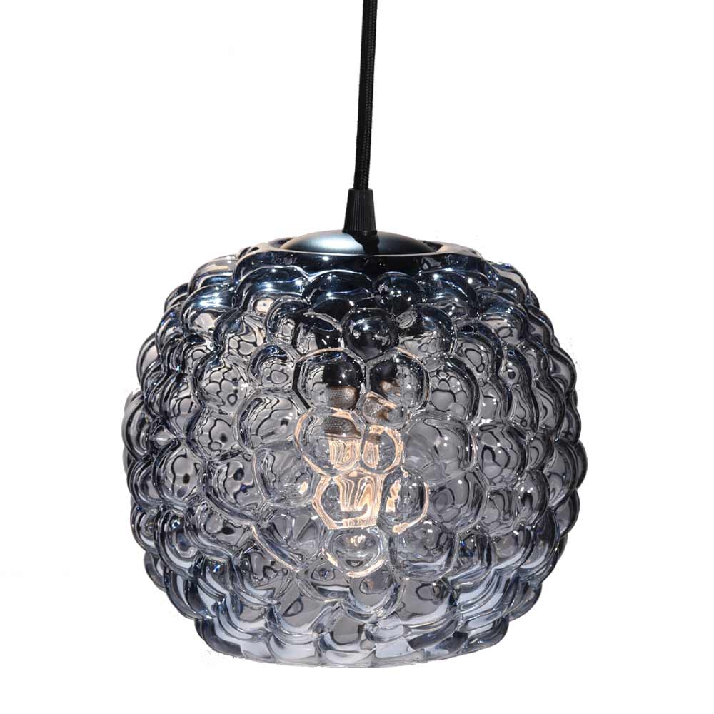Grape Ø20 Couleur fumée suspension De Halo Design - Les lampes refl&egrave;tent la lumi&egrave;re &agrave; travers du verre d&eacute;poli, transparent ou fum&eacute;, cr&eacute;ant un magnifique jeu de lumi&egrave;re dans la pi&egrave;ce.