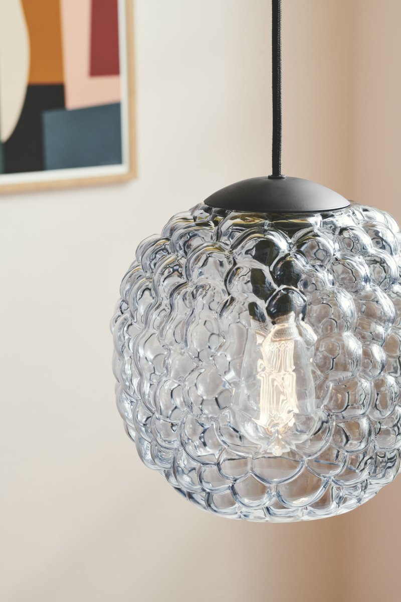Grape Ø25 Transparent suspension De Halo Design - Cette suspension en verre transparent avec des d&eacute;tails noirs est parfaite comme point lumineux au-dessus de la table &agrave; manger ou de la cuisine.