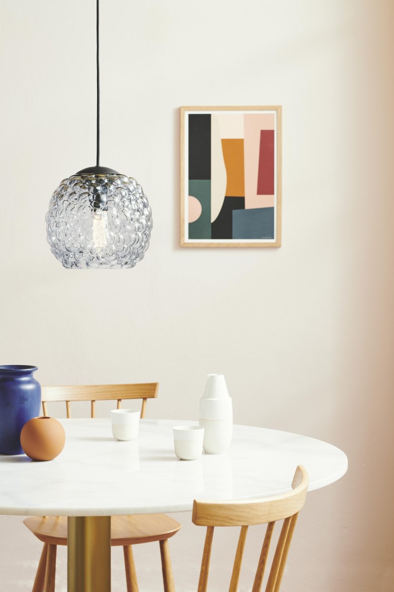 Grape Ø25 Transparent suspension De Halo Design - Cette suspension en verre transparent avec des d&eacute;tails noirs est parfaite comme point lumineux au-dessus de la table &agrave; manger ou de la cuisine.
