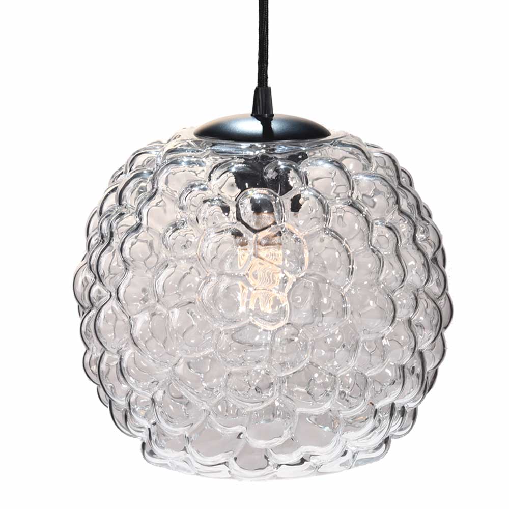 Grape Ø25 Transparent suspension De Halo Design - Cette suspension en verre transparent avec des d&eacute;tails noirs est parfaite comme point lumineux au-dessus de la table &agrave; manger ou de la cuisine.