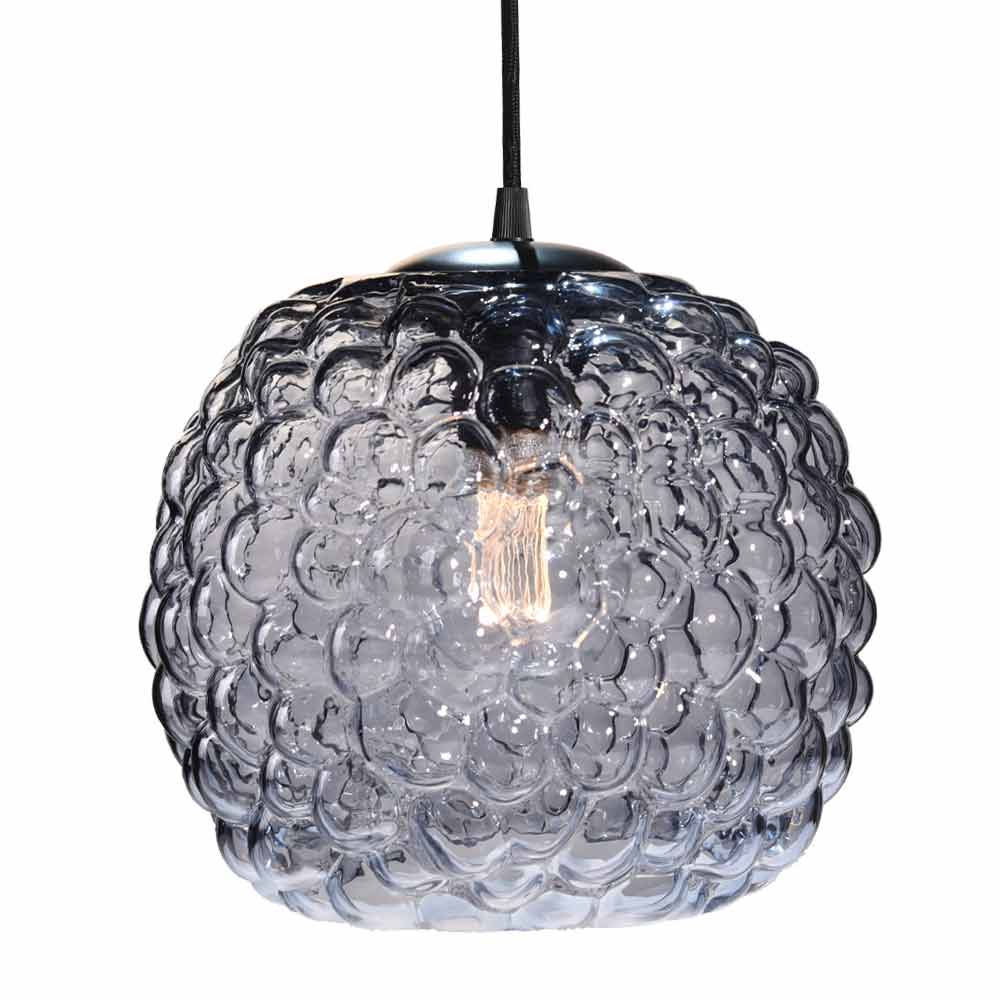 Grape Ø25 Couleur fumée suspension De Halo Design - Cette suspension en verre fum&eacute; avec des d&eacute;tails noirs est parfaite comme point lumineux au-dessus de la table &agrave; manger ou dans le salon.