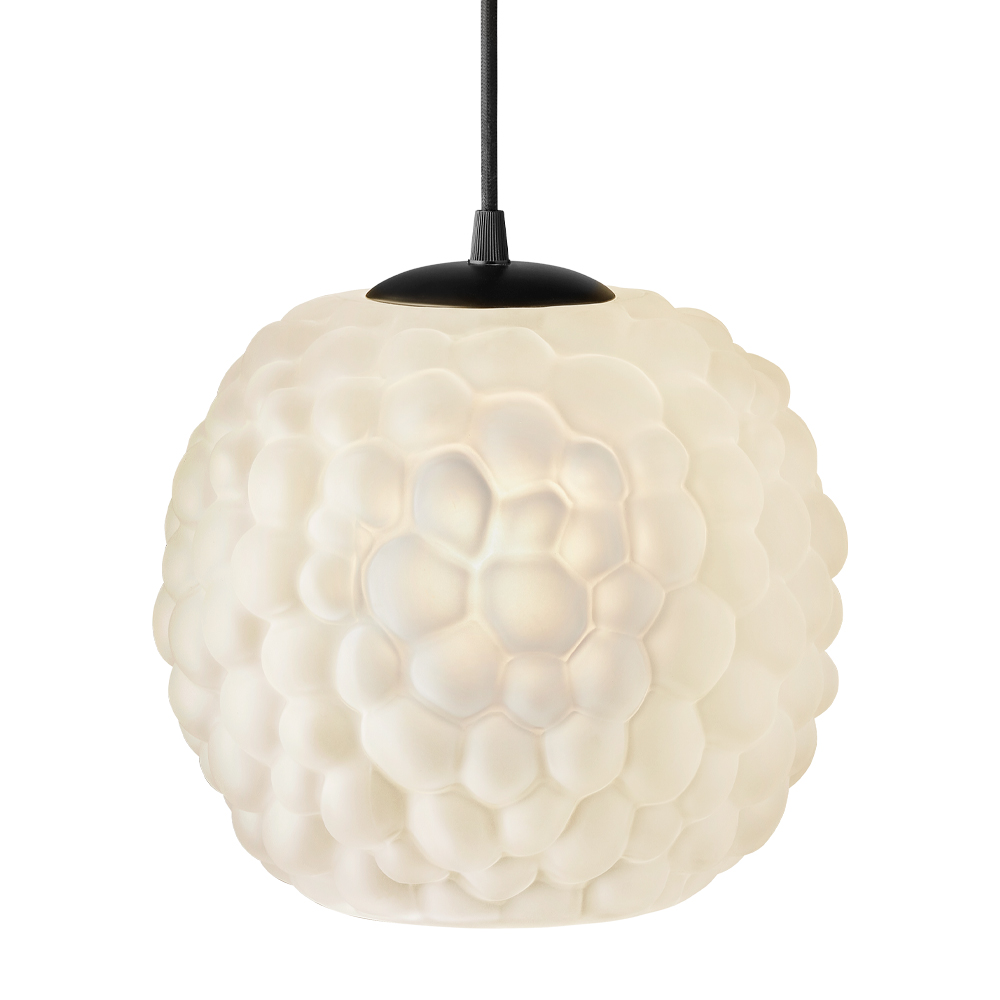 Grape Ø25 Blanc suspension De Halo Design - Cette suspension en verre opale d&eacute;poli avec des d&eacute;tails noirs est parfaite comme point lumineux au-dessus de la table &agrave; manger ou dans le salon.