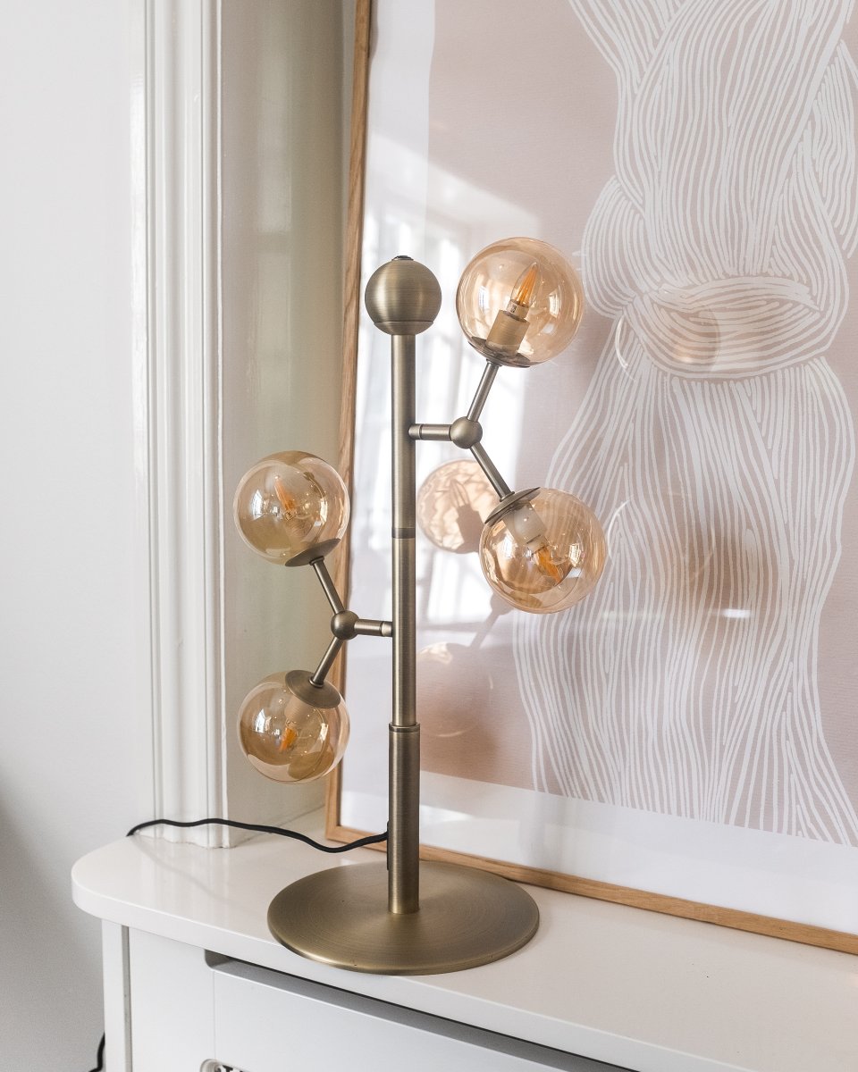 Atom 52cm Laiton antique lampe de table De Halo Design - Les d&ocirc;mes sont de couleur ambre, ce qui assure une belle r&eacute;partition de la lumi&egrave;re tout autour.