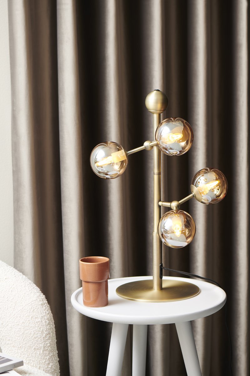 Atom 52cm Laiton antique lampe de table De Halo Design - Les d&ocirc;mes sont de couleur ambre, ce qui assure une belle r&eacute;partition de la lumi&egrave;re tout autour.
