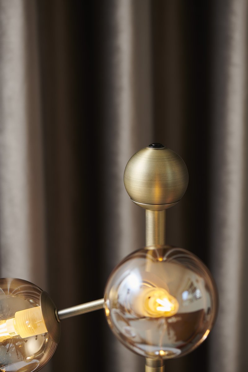 Atom 52cm Laiton antique lampe de table De Halo Design - Les d&ocirc;mes sont de couleur ambre, ce qui assure une belle r&eacute;partition de la lumi&egrave;re tout autour.