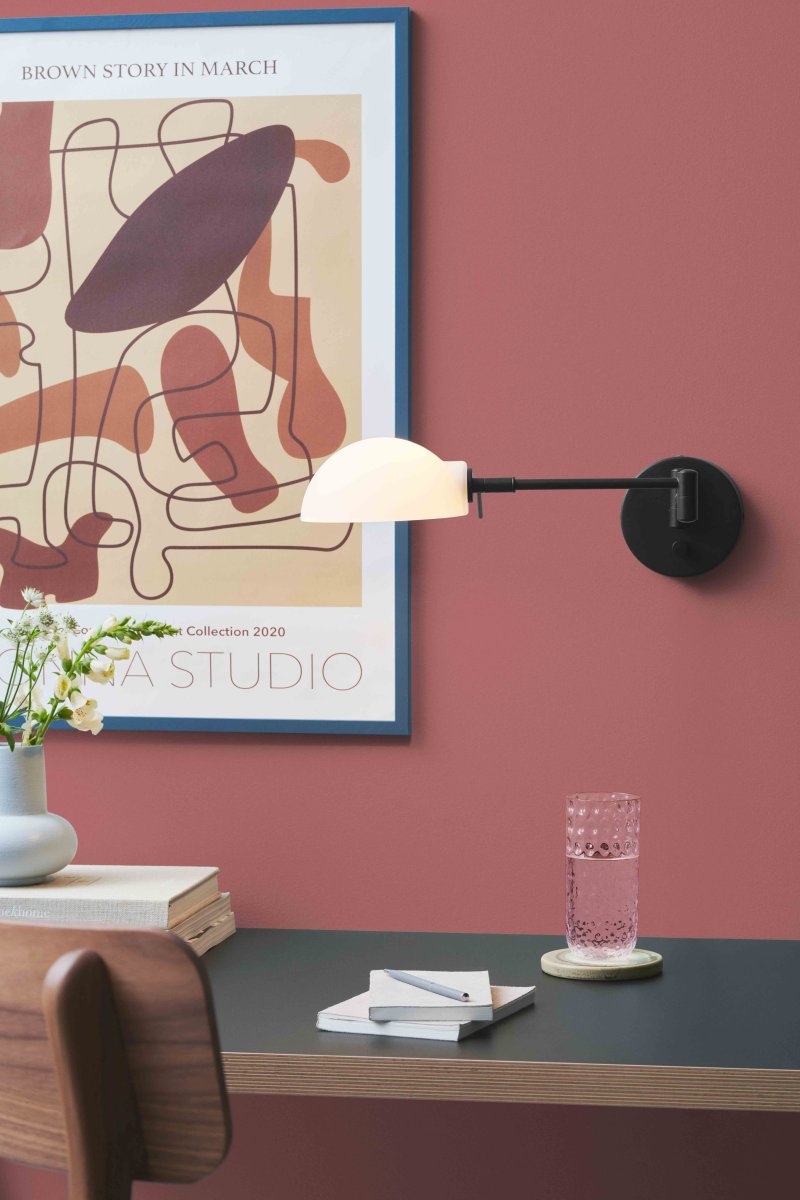 Kjøbenhavn 60cm Noir applique murale De Halo Design - Avec son bras mobile et sa direction lumineuse réglable, Kjøbenhavn offre à la fois flexibilité et éclairage confortable, idéal pour créer la bonne atmosphère dans votre maison.