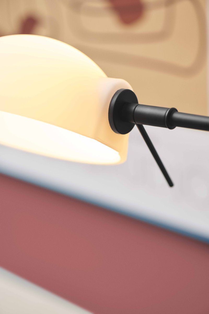 Kjøbenhavn 60cm Noir applique murale De Halo Design - Avec son bras mobile et sa direction lumineuse réglable, Kjøbenhavn offre à la fois flexibilité et éclairage confortable, idéal pour créer la bonne atmosphère dans votre maison.