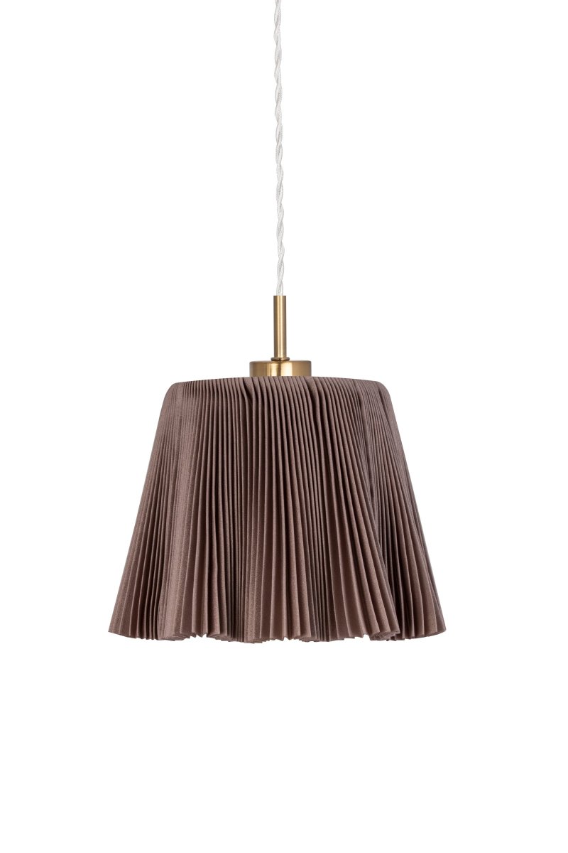 Edith Ø20 Brun suspension De Globen Lighting - Edith a un tissu plissé dans une nuance de marron avec une belle brillance et un joli tombé grâce au tissu bien rembourré.