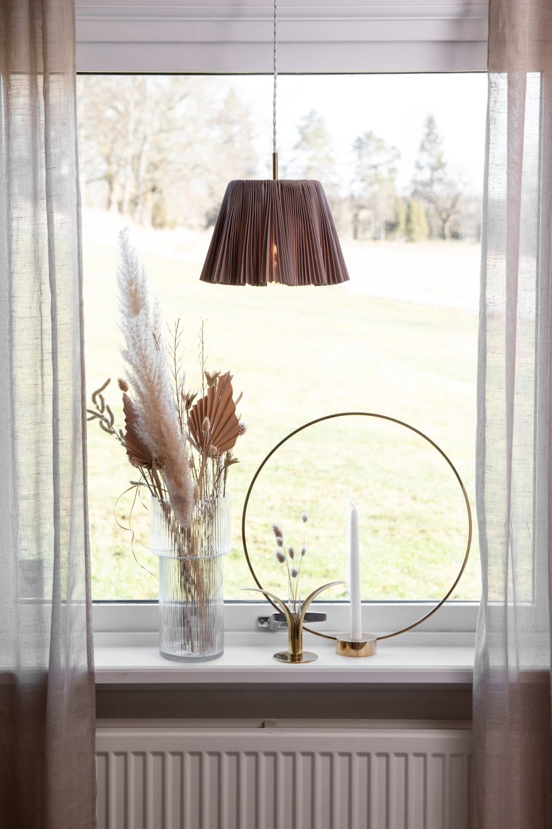 Edith Ø20 Brun suspension De Globen Lighting - Edith a un tissu plissé dans une nuance de marron avec une belle brillance et un joli tombé grâce au tissu bien rembourré.