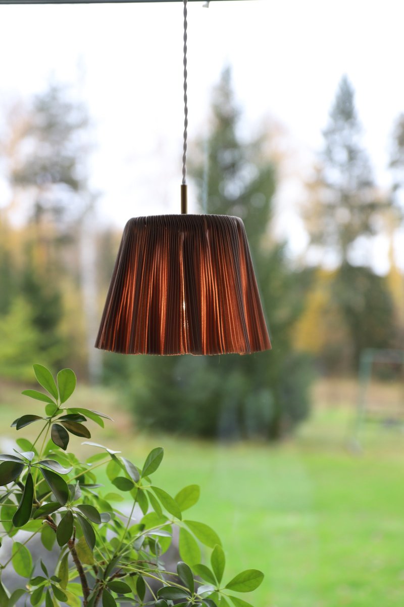 Edith Ø20 Brun suspension De Globen Lighting - Edith a un tissu plissé dans une nuance de marron avec une belle brillance et un joli tombé grâce au tissu bien rembourré.