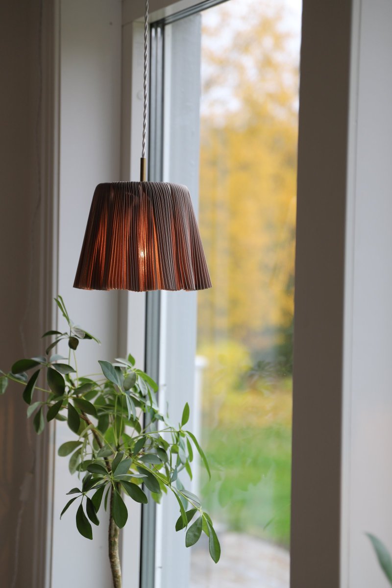Edith Ø20 Brun suspension De Globen Lighting - Edith a un tissu plissé dans une nuance de marron avec une belle brillance et un joli tombé grâce au tissu bien rembourré.