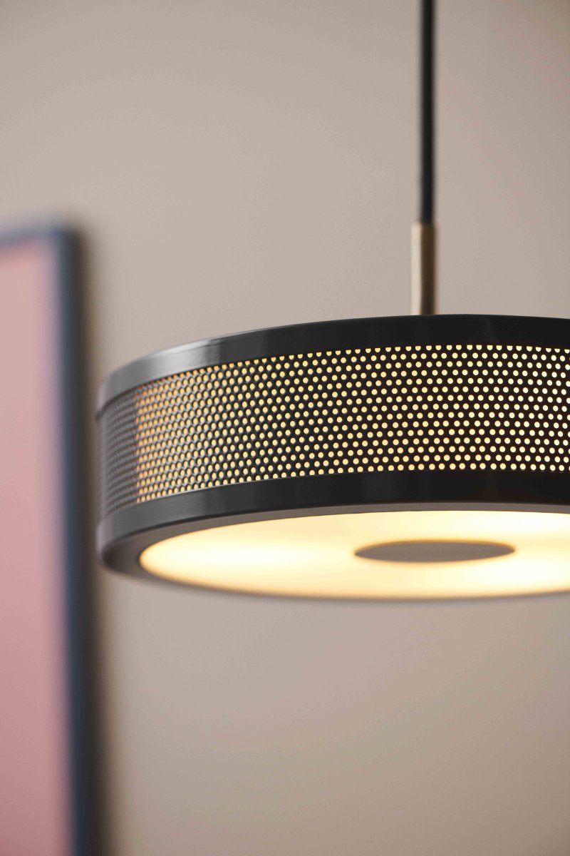 Frame Ø24 Noir suspension De Halo Design - Des d&eacute;tails tels que l'abat-jour int&eacute;rieur en tissu, les inserts en laiton antique et le motif de perles ext&eacute;rieures rendent cette s&eacute;rie de lampes esth&eacute;tiquement unique.