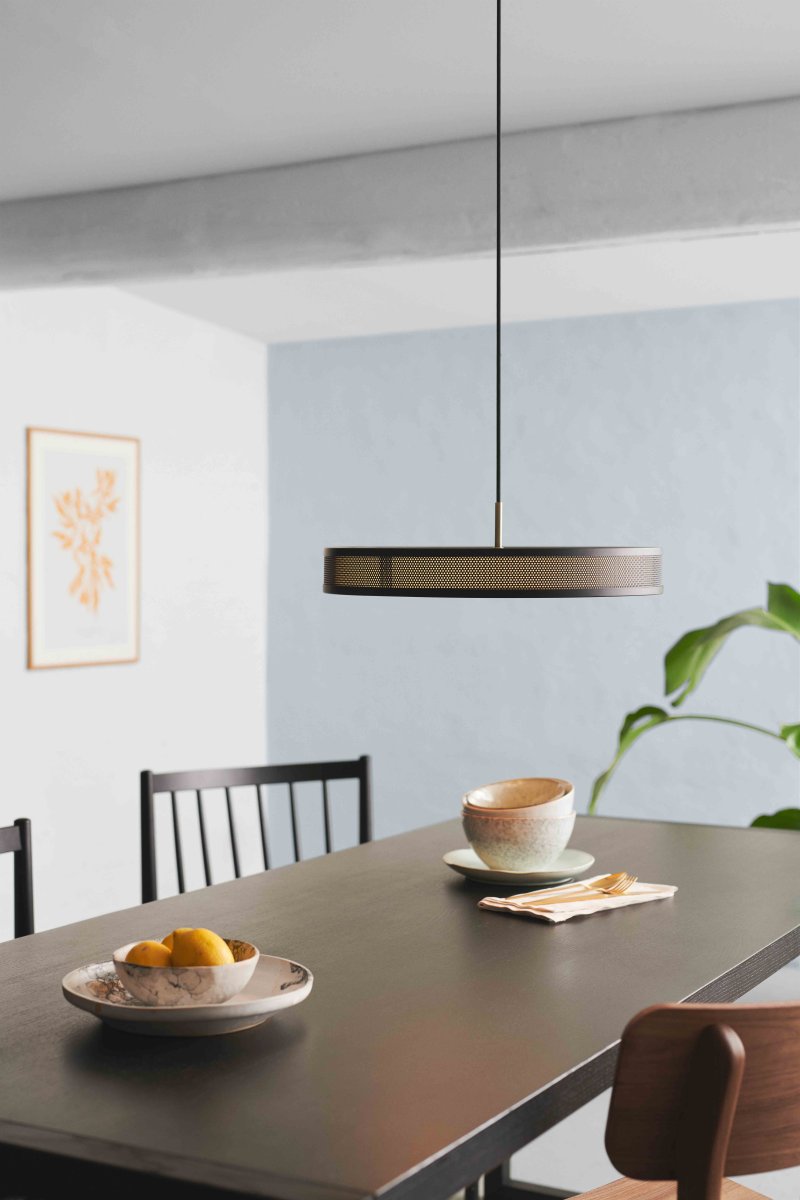 Frame Ø43 Noir suspension De Halo Design - Des d&eacute;tails tels que l'abat-jour int&eacute;rieur en tissu, les inserts en laiton antique et le motif de perles ext&eacute;rieures rendent cette s&eacute;rie de lampes esth&eacute;tiquement unique.