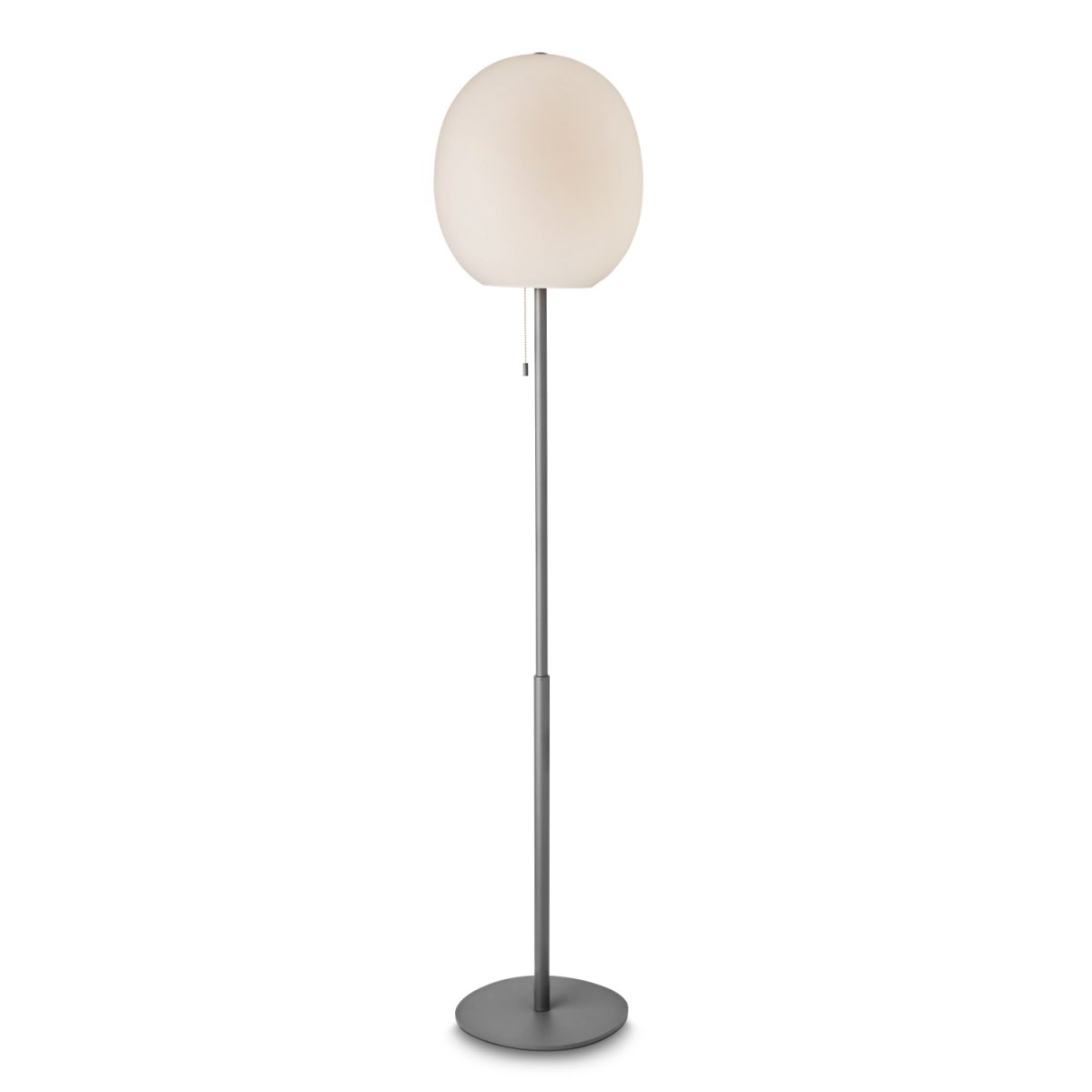 Wrong Opale lampadaire De Halo Design - Wrong est un lampadaire &eacute;l&eacute;gant avec un abat-jour en verre souffl&eacute; &agrave; la bouche qui respire l'&eacute;l&eacute;gance et la qualit&eacute;.