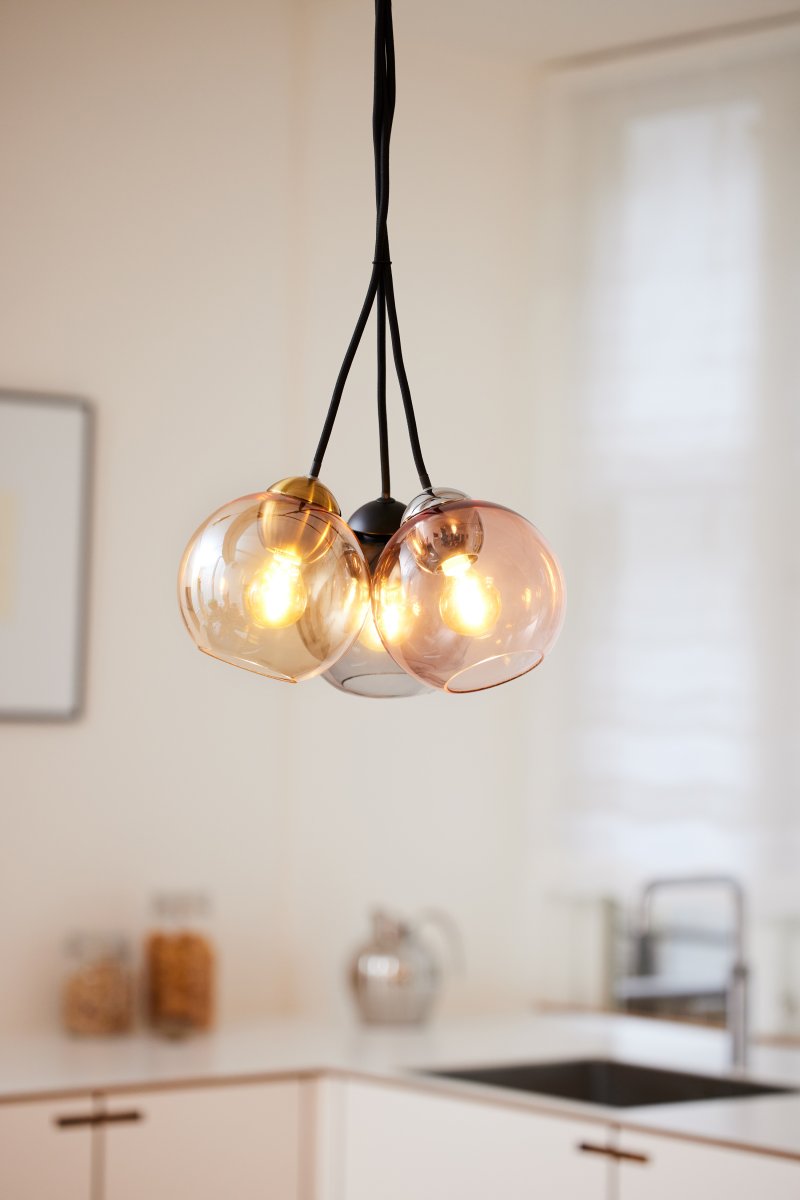 Bubbles Ø14 Couleur fumée suspension De Halo Design - Le verre fumé ajoute de l'élégance et, lorsqu'il est allumé, assure une agréable répartition de la lumière dans la pièce.