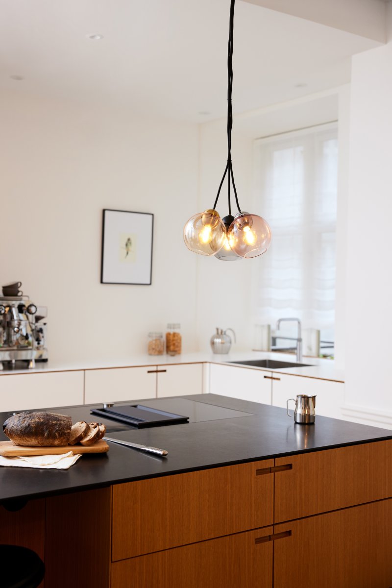 Bubbles Ø14 Couleur fumée suspension De Halo Design - Le verre fumé ajoute de l'élégance et, lorsqu'il est allumé, assure une agréable répartition de la lumière dans la pièce.