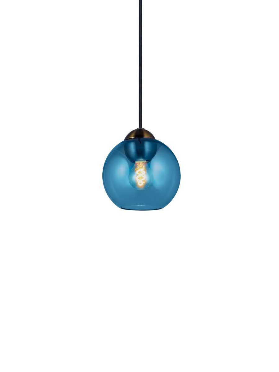 Bubbles Ø14 Bleu suspension De Halo Design - Le verre bleu associé aux détails en laiton antique ajoute de l'élégance et, une fois allumé, assure une belle répartition de la lumière dans la pièce.