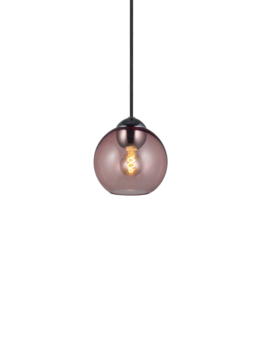 Bubbles Ø14 Rose suspension De Halo Design - Le verre rose associé aux détails chromés ajoute de l'élégance et, une fois allumé, assure une belle répartition de la lumière dans la pièce.