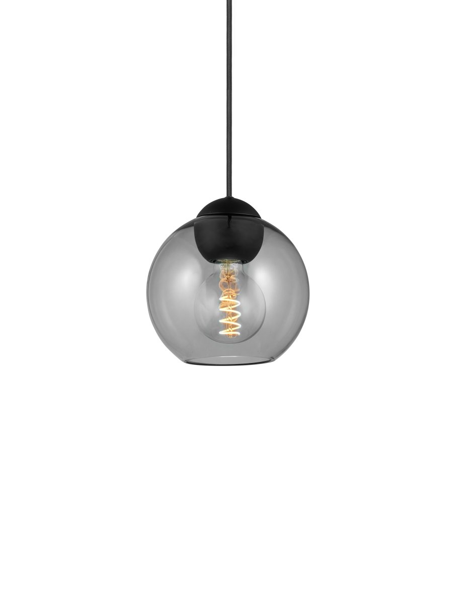  Bubbles Ø18 Couleur fumée suspension De Halo Design - Le verre fum&eacute; associ&eacute; aux d&eacute;tails en m&eacute;tal noir mat ajoute de l'&eacute;l&eacute;gance et, une fois allum&eacute;, assure une belle r&eacute;partition de la lumi&egrave;re dans la pi&egrave;ce.