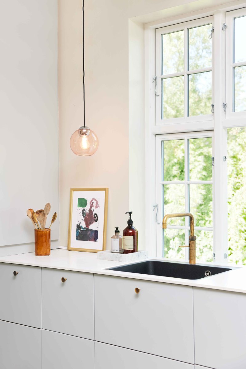 Bubbles Ø18 Rose suspension De Halo Design - Le verre rose associé aux détails chromés ajoute de l'élégance et, une fois allumé, assure une belle répartition de la lumière dans la pièce.