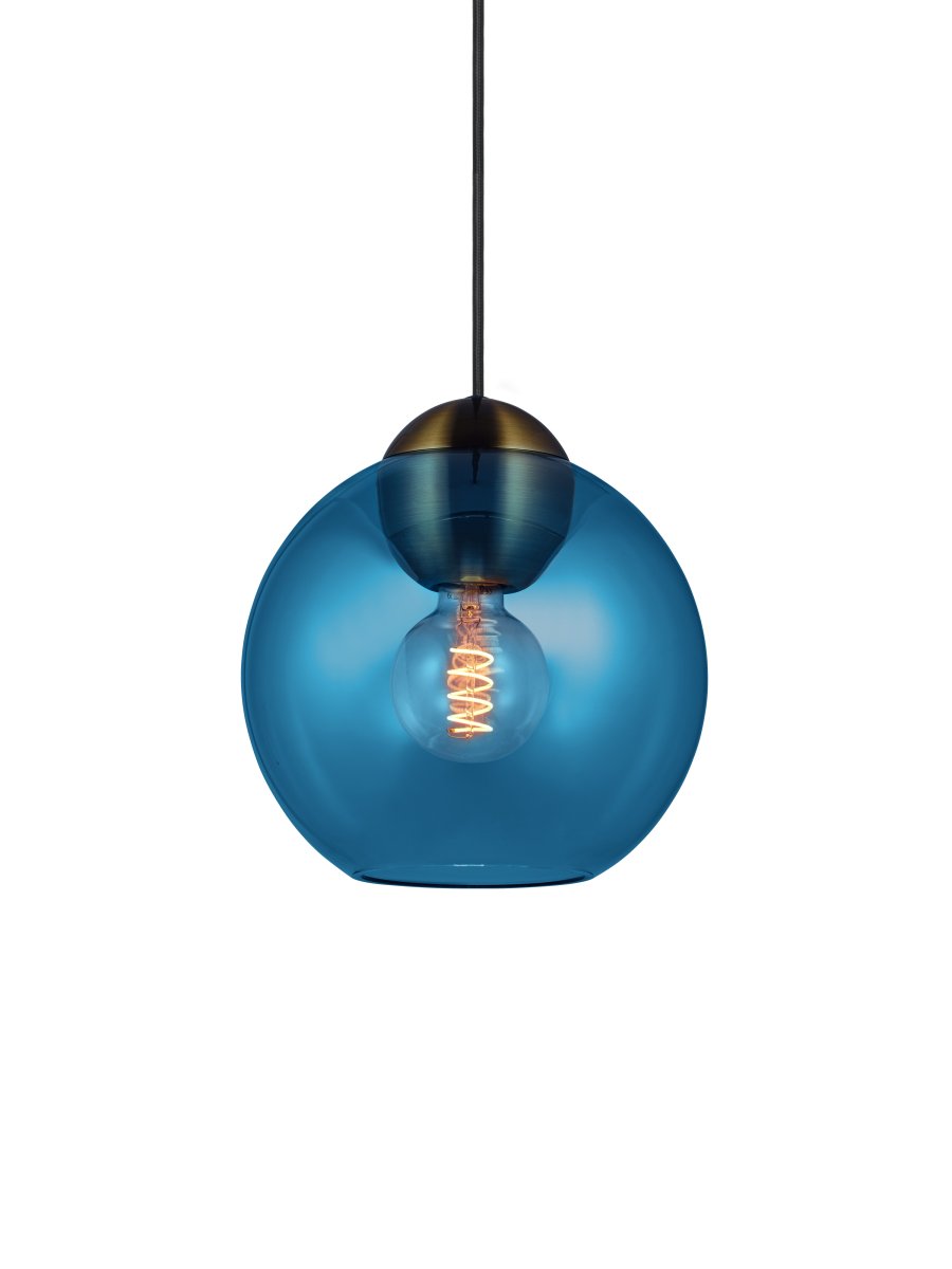 Bubbles Ø24 Bleu suspension De Halo Design - Le verre bleu associé aux détails en laiton antique ajoute de l'élégance et, une fois allumé, assure une belle répartition de la lumière dans la pièce.