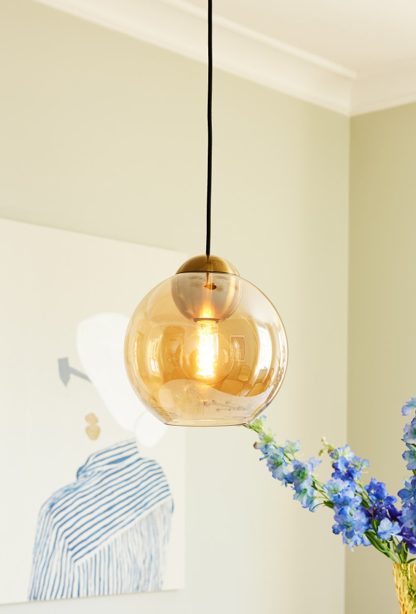 Bubbles Ø24 Ambre suspension De Halo Design - Le verre de couleur ambre combin&eacute; aux d&eacute;tails en laiton antique ajoute de l'&eacute;l&eacute;gance et, une fois allum&eacute;, cr&eacute;e une belle r&eacute;partition de la lumi&egrave;re dans la pi&egrave;ce.