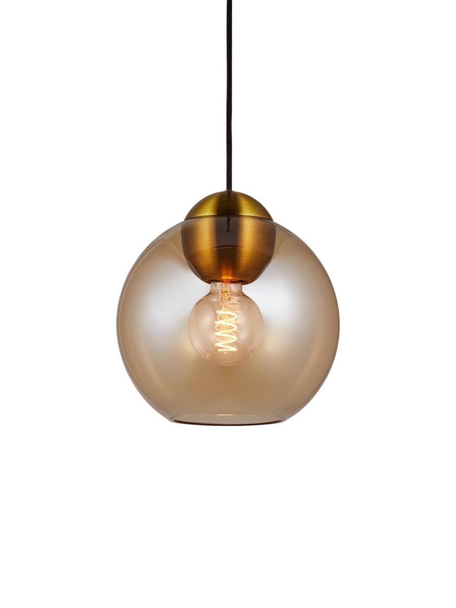 Bubbles Ø24 Ambre suspension De Halo Design - Le verre de couleur ambre combin&eacute; aux d&eacute;tails en laiton antique ajoute de l'&eacute;l&eacute;gance et, une fois allum&eacute;, cr&eacute;e une belle r&eacute;partition de la lumi&egrave;re dans la pi&egrave;ce.
