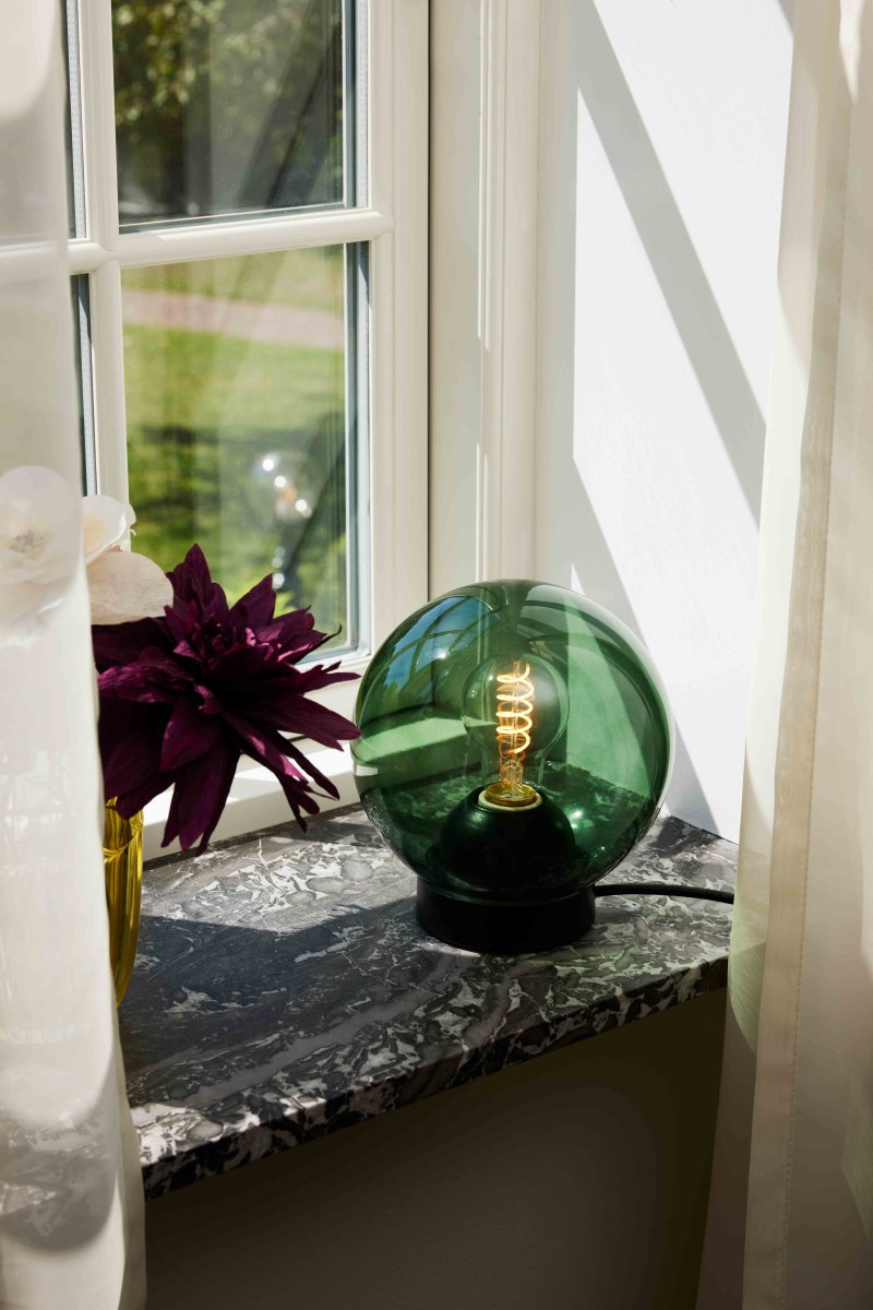Bubbles 20cm Vert lampe de table De Halo Design - Le verre vert associé aux détails en métal noir mat ajoute de l'élégance et, une fois allumé, assure une belle répartition de la lumière dans la pièce.
