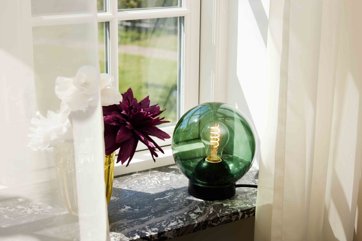 Bubbles 20cm Vert lampe de table De Halo Design - Le verre vert associé aux détails en métal noir mat ajoute de l'élégance et, une fois allumé, assure une belle répartition de la lumière dans la pièce.