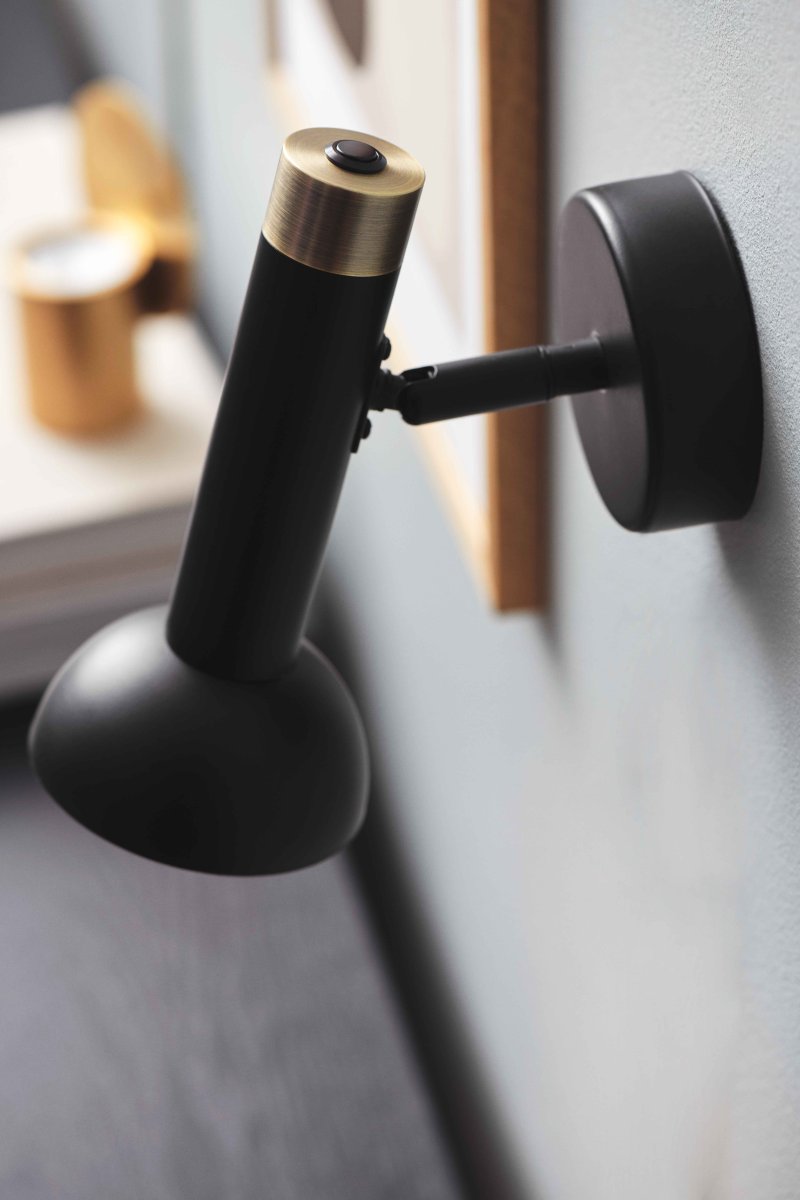 Torch Noir lampe de lecture De Halo Design - Le design minimaliste et moderne fait de Torch un choix polyvalent pour la chambre, le salon ou le lieu de travail.