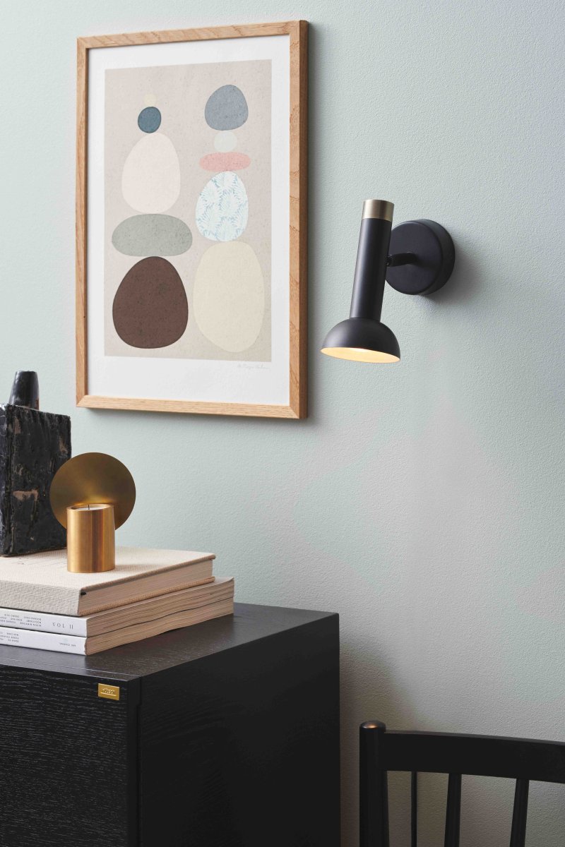 Torch Noir lampe de lecture De Halo Design - Le design minimaliste et moderne fait de Torch un choix polyvalent pour la chambre, le salon ou le lieu de travail.