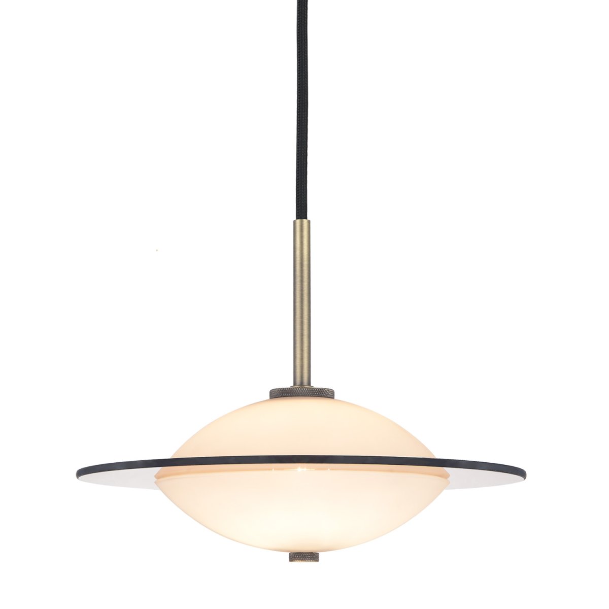 Orbit Ø24 Antique suspension De Halo Design - La forme ronde en verre opale offre une lumière douce et atmosphérique, tandis que les détails en laiton antique et en verre ambré ajoutent une touche chaleureuse et sophistiquée.
