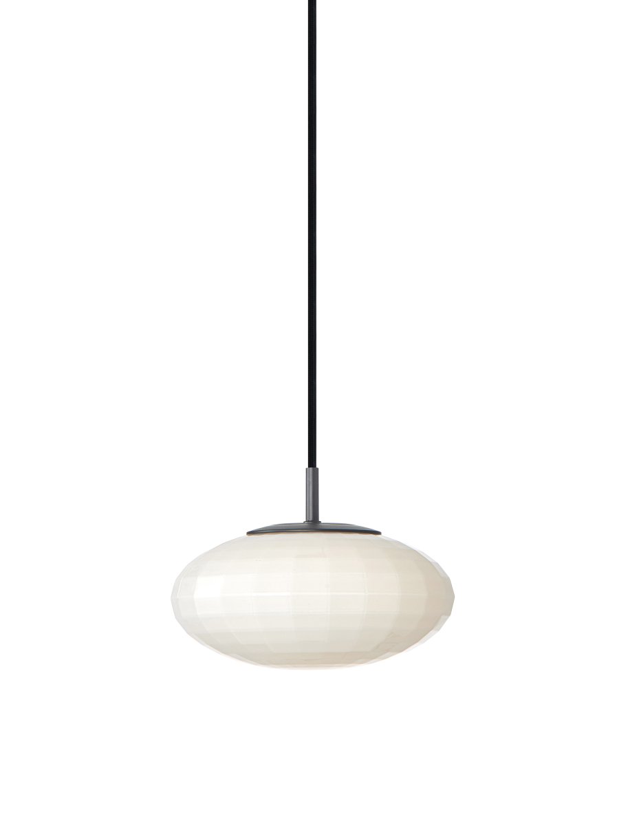 Mesh Ø20 Opale suspension De Halo Design - Mesh pr&eacute;sente une grille nervur&eacute;e dans le verre souffl&eacute; &agrave; la bouche qui r&eacute;v&egrave;le la g&eacute;om&eacute;trie du design.