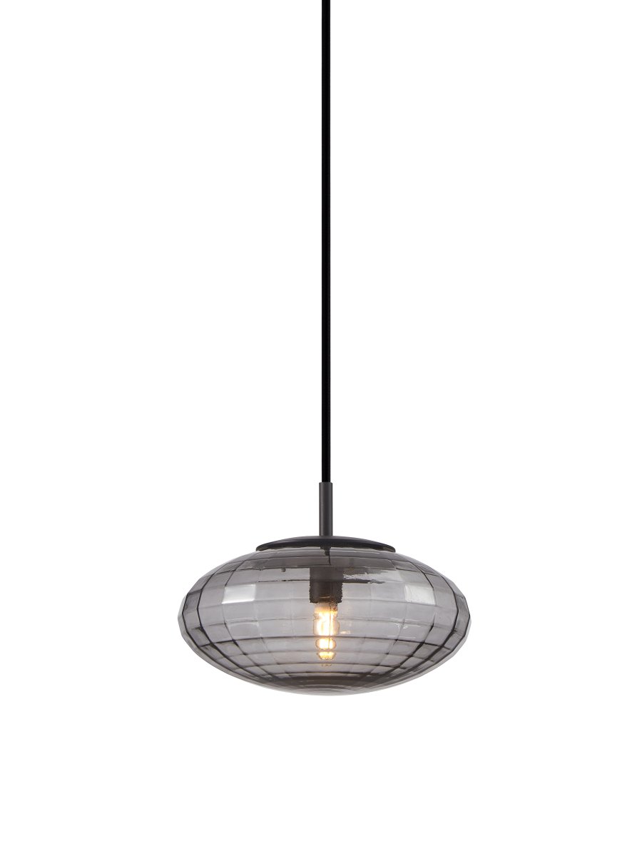 Mesh Ø20 Fumée suspension De Halo Design - Mesh pr&eacute;sente une grille nervur&eacute;e dans le verre souffl&eacute; &agrave; la bouche qui r&eacute;v&egrave;le la g&eacute;om&eacute;trie du design.
