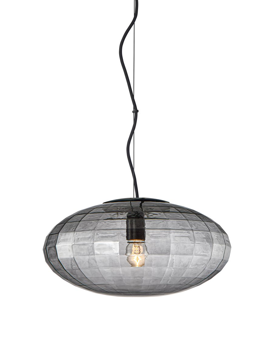 Mesh Ø36 Fumée suspension De Halo Design - Mesh pr&eacute;sente une grille nervur&eacute;e dans le verre souffl&eacute; &agrave; la bouche qui r&eacute;v&egrave;le la g&eacute;om&eacute;trie du design.