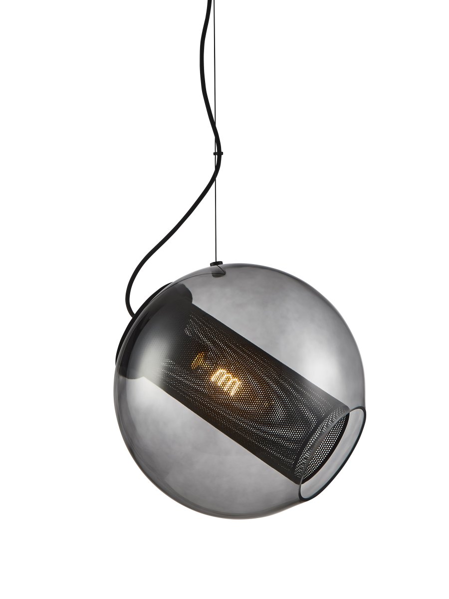 Forty-Five Ø35 Couleur fumée suspension De Halo Design - Forty-five est une s&eacute;rie de lampes &eacute;l&eacute;gantes dans laquelle le corps central maintient la source lumineuse &agrave; un angle de 45 degr&eacute;s, d'o&ugrave; son nom.