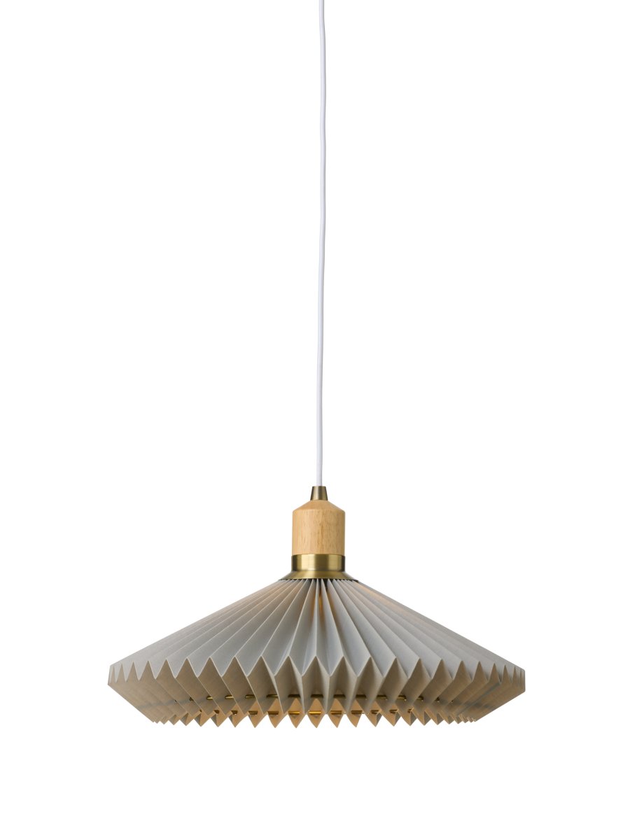 Paris Ø40 Gris suspension De Halo Design - Les détails en bois et en laiton vieilli créent un contraste chaleureux et soulignent son design intemporel.
