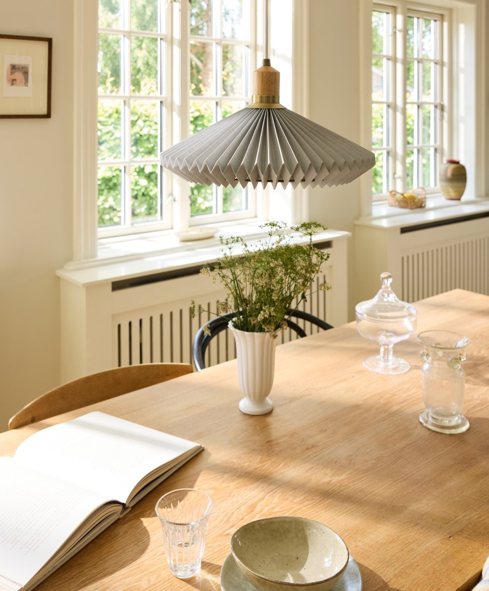 Paris Ø40 Gris suspension De Halo Design - Les détails en bois et en laiton vieilli créent un contraste chaleureux et soulignent son design intemporel.