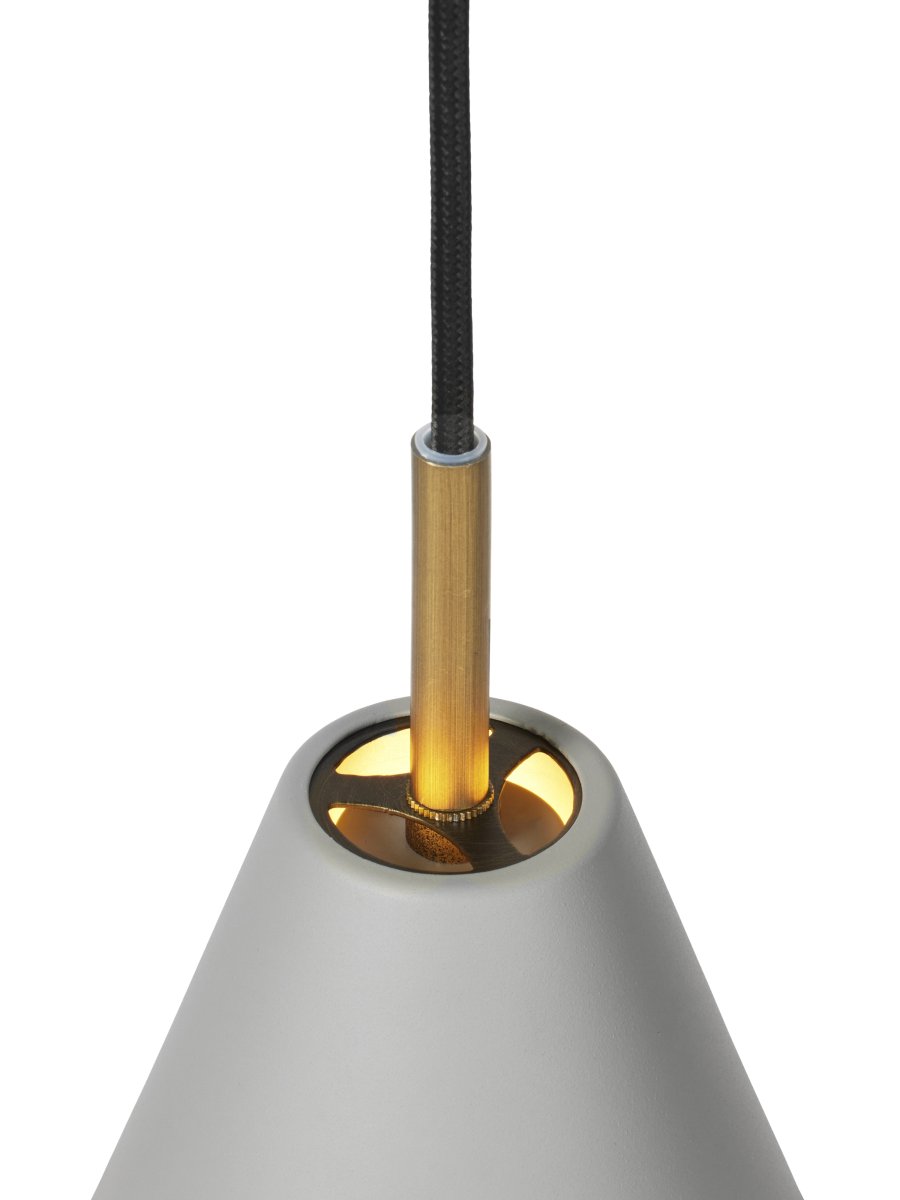 Hygge Ø12 Gris suspension De Halo Design - Les détails élégants en laiton ajoutent une touche d'exclusivité et en font le choix parfait au-dessus de la table à manger, dans le salon ou dans la cuisine.