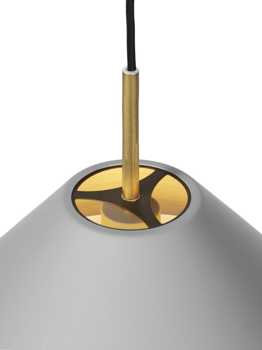 Hygge Ø24 Gris suspension De Halo Design - Les détails élégants en laiton ajoutent une touche d'exclusivité et en font le choix parfait au-dessus de la table à manger, dans le salon ou dans la cuisine.