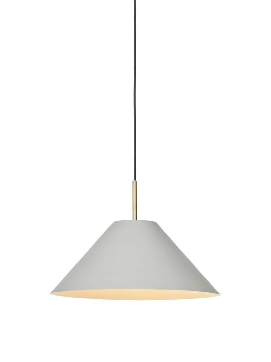 Hygge Ø40 Gris suspension De Halo Design - Les d&eacute;tails &eacute;l&eacute;gants en laiton ajoutent une touche d'exclusivit&eacute; et en font le choix parfait au-dessus de la table &agrave; manger, dans le salon ou dans la cuisine.