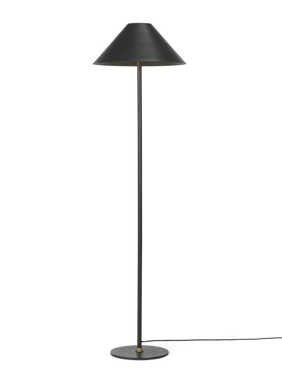 Hygge 1 140cm Noir lampadaire De Halo Design - L'abat-jour conique offre une lumière douce et agréable, parfaite pour créer une atmosphère chaleureuse et relaxante dans le salon, la chambre ou le bureau.