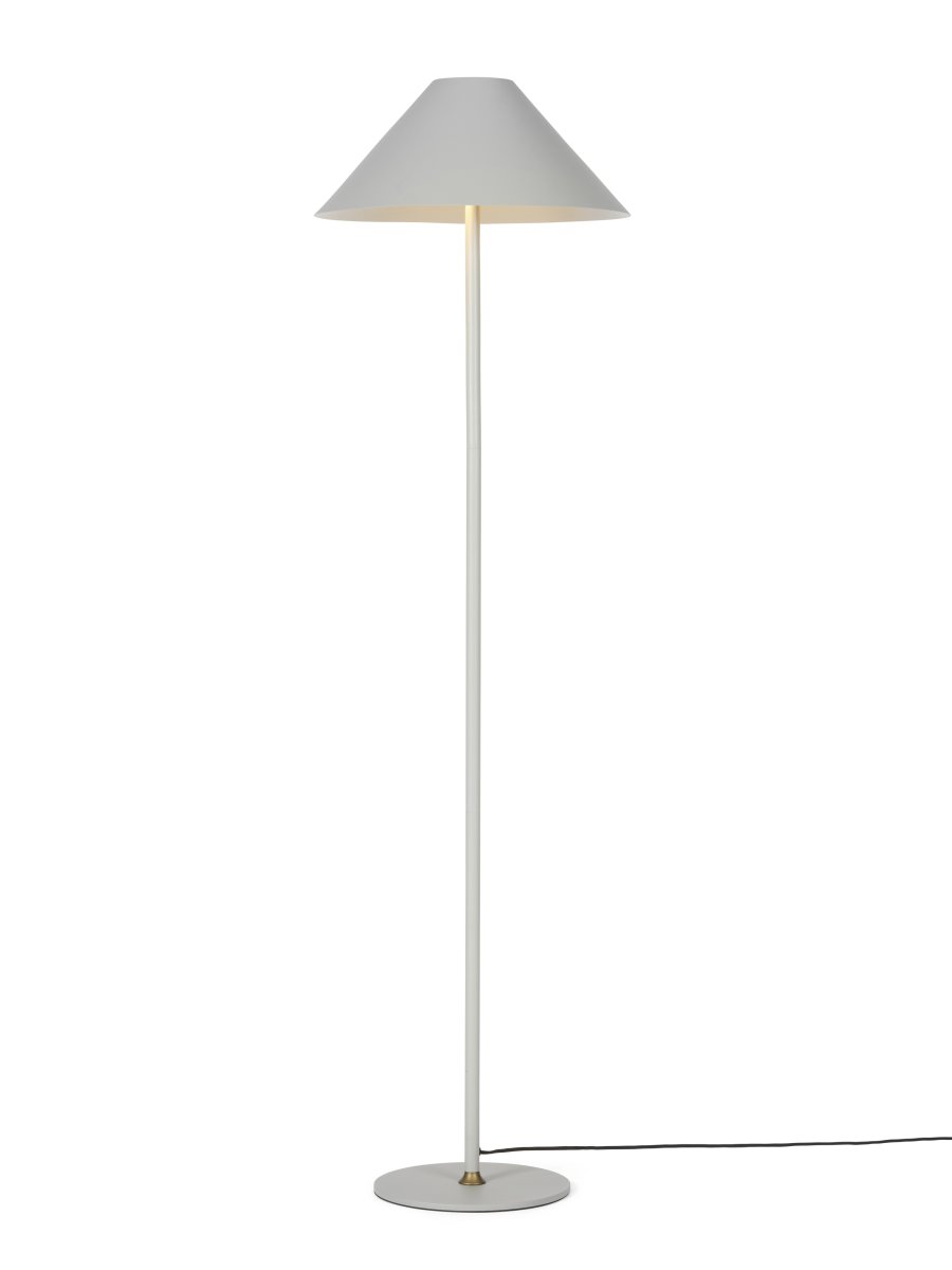 Hygge 1 140cm Gris lampadaire De Halo Design - L'abat-jour conique offre une lumière douce et agréable, parfaite pour créer une atmosphère chaleureuse et relaxante dans le salon, la chambre ou le bureau.