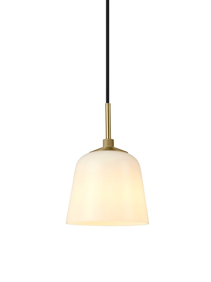 Room 49 Ø15 Laiton antique suspension De Halo Design - Avec son abat-jour en verre d&eacute;poli aux formes d&eacute;licates, il diffuse une lumi&egrave;re agr&eacute;able et cr&eacute;e une atmosph&egrave;re accueillante dans la pi&egrave;ce.